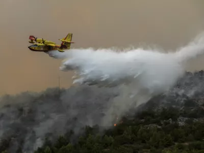 - 20.7.2022 - Brestovica pri Komnu - Požar, ga&scaron;enje, evakuacija, gasilci, policija, ogenj, voda, dim, helikopter, avion //FOTO: Jaka Gasar