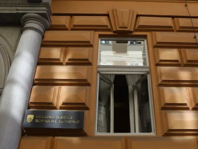 21.5.2026 - Ustavno sodi&scaron;če - vabimo vas na izjavo poslank Svobode Tereze Novak in Lucije Tacer Perlin. Poslanki bosta podprli Darka Nikolovskega, ki bo zaradi vpliva tujih obve&scaron;čevalnih služb, zaradi česar je bila kr&scaron;ena pravica do svobodnih volitev, vložil ustavno pritožbo.zjava poslank in vlagatelja bo danes, 21. 5. 2026, ob 9.00 pred vhodom na sedež Ustavnega sodi&scaron;ča RS (Beethovnova ulica 10).Foto: Luka Cjuha