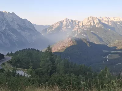 Bovec, Planja.Na pozariscu na Planji na Bovskem, kjer so gasilci na delu cetrti dan, se tekom noci obseg pozarisca ni spremenil, stanje pa je stabilno. Se vedno se pojavljajo nova podtalna zarisca.Foto: Gasilska zveza Bovec