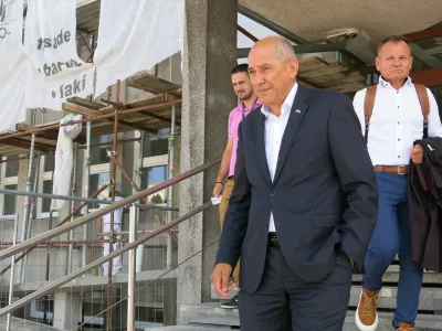 Kranj, Okrozno sodisce v Kranju.Predsednik SDS Janez Jansa na sodiscu zaradi odskodninske tozbe glede procesa Patria.