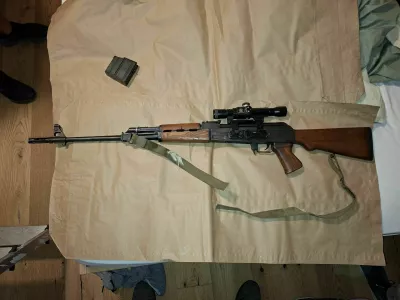 V hi&scaron;ni preiskavi so zasegli več kosov orožja in droge. 