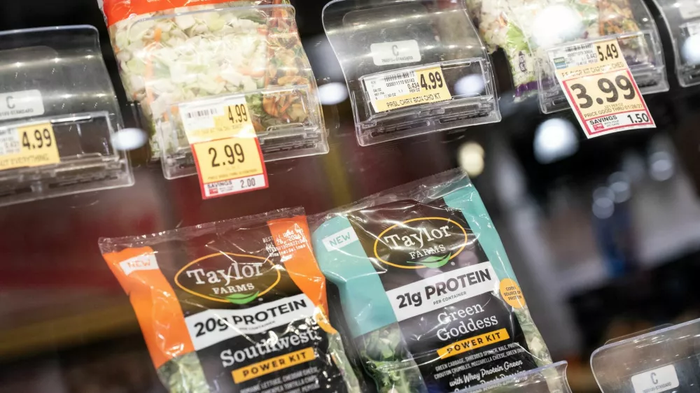FILE PHOTO: Taylor Farms products are displayed for sale, amid reports of slumping consumer confidence in lettuce and other fresh produce during the current cyclosporiasis outbreak that has sickened thousands across the U.S., at a grocery store in Washington, D.C., U.S., July 24, 2026. REUTERS/Nathan Howard/File Photo / Foto: Nathan Howard