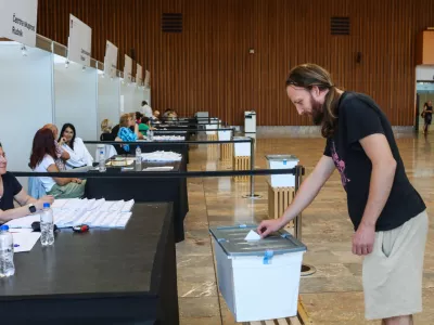 Sodni&scaron;ka zau&scaron;nica vladi: na referendum že z lokalnimi volitvami?