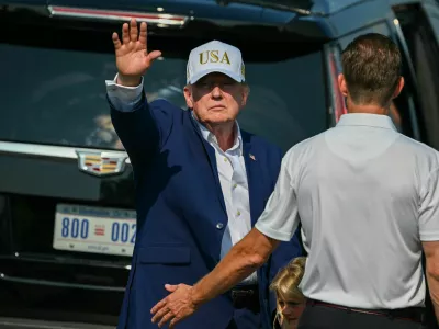 Aug 9, 2026; Bedminster, New Jersey, USA; President Donald Trump waves goodbye after the final round of the LIV Golf New York tournament at Trump National Bedminster. Mandatory Credit: Dennis Schneidler-Imagn Images / Foto: Dennis Schneidler