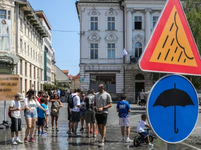 - Turisti i&scaron;čejo osvežitev z vodo na Pre&scaron;ernovem trgu, kjer je in&scaron;talacija Območje z lastnim vremenom. - 03.08.2026. - Vročinski val, Ljubljana.//FOTO: Bojan Velikonja