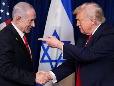FILE PHOTO: U.S. President Donald Trump points his finger towards Israeli Prime Minister Benjamin Netanyahu as they shake hands during a press conference after meeting at Trump's Mar-a-Lago club in Palm Beach, Florida, U.S., December 29, 2025. REUTERS/Jonathan Ernst/File Photo