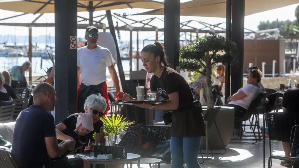 Ljubljančanka protestno zapustila lokal, ker je natakarica govorila srbsko. &raquo;V Sloveniji tega ne bom dovolila&laquo;