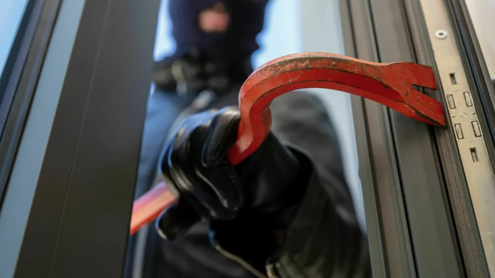 Na okna v pritličnih delih stanovanj in stanovanjskih hi&scaron; lahko namestite protivlomne folije, na starej&scaron;ih vhodnih vratih pa dodajte varnostni &scaron;čit za za&scaron;čito cilindrične ključavnice.