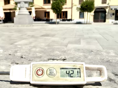 Vipava.Visoke temperature, poletje, vrocinski val.Avgustovske temperature na soncu sredi dneva v srediscu Vipave.