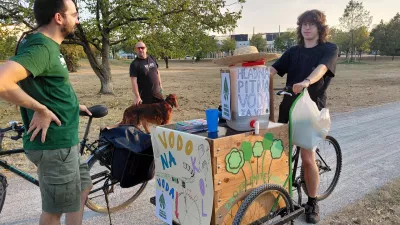 Izidor Ostan Ožbolt (levo) in Leon Mislej sta sprehajalcem v Šmartinskem parku ponudila kozarec mrzle vode. Foto: Vesna Levičnik