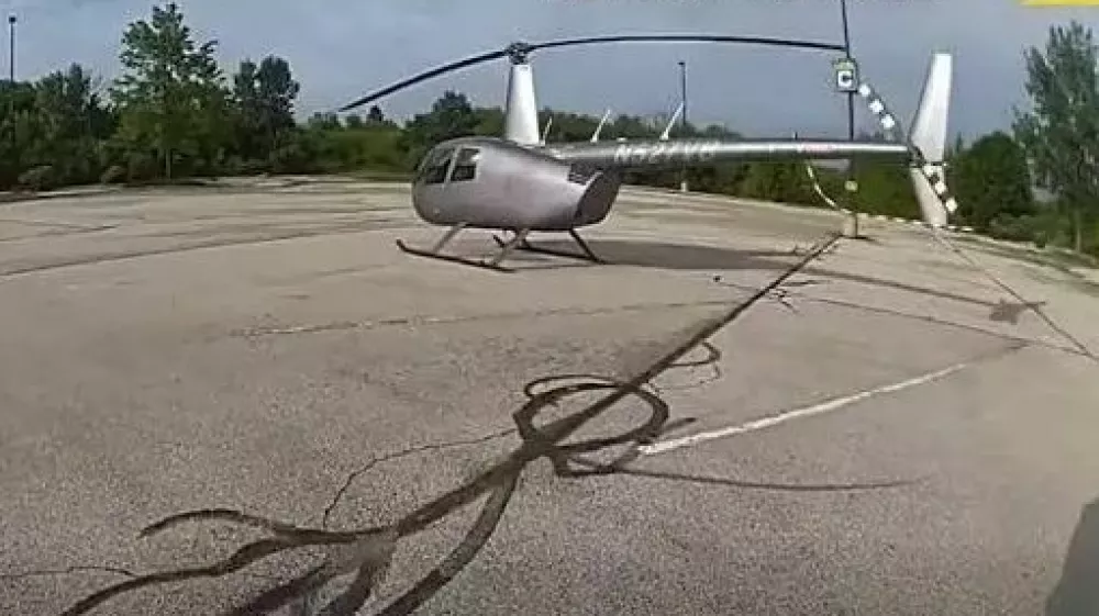 Helikopter je parkiral kar na parkiri&scaron;ču trgovine. 