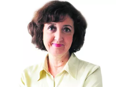 ?Ranka Ivelja, kolumnistka- Dnevnik 2016 - portreti za komentarje in kolumne - kolumnisti - novinarji - novinarka//FOTO: Tomaž Skale------barvno, belo ozadje, za kolumno, PERMANENT!!!