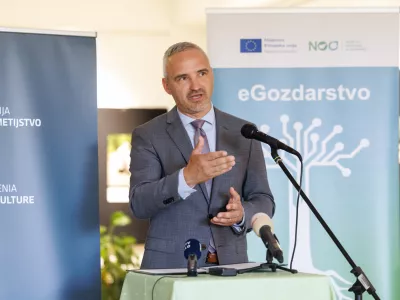 Ljubljana, pred stavbo Zavoda za gozdove Slovenije.Sklepni dogodek projekta eGozdarstvo, na katerem so predstavili kljucne resitve digitalizacije v gozdarstvu, lovstvu in upravljanju z gozdovi.Minister za kmetijstvo Janez Cigler Kralj.