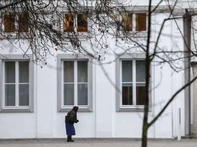 - simbolična fotografija - starej&scaron;i - upokojenci - starej&scaron;a gospa, starost, osamljenost, rev&scaron;čina- 15.12.2017 &ndash; Pokopali&scaron;če Žale - Pogreb z voja&scaron;kimi častmi gledali&scaron;kega in televizijskega igralca Jerneja &Scaron;ugmana, ki je umrl v 49 letu starosti za posledicami srčne kapi,  //FOTO: Jaka Gasar