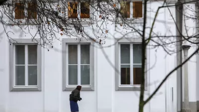 - simbolična fotografija - starejši - upokojenci - starejša gospa, starost, osamljenost, revščina- 15.12.2017 – Pokopališče Žale - Pogreb z vojaškimi častmi gledališkega in televizijskega igralca Jerneja Šugmana, ki je umrl v 49 letu starosti za posledicami srčne kapi,  //FOTO: Jaka Gasar