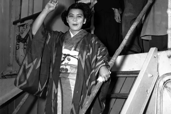 YOKOHAMA, JAPAN - NOVEMBER 20: Kazuko Higa, aka Queen of Anatahan, is seen at Yokohama Port on November 20, 1952 in Yokohama, Kanagawa, Japan. (Photo by The Asahi Shimbun via Getty Images) / Foto: The Asahi Shimbun