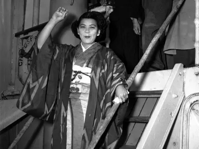 YOKOHAMA, JAPAN - NOVEMBER 20: Kazuko Higa, aka Queen of Anatahan, is seen at Yokohama Port on November 20, 1952 in Yokohama, Kanagawa, Japan. (Photo by The Asahi Shimbun via Getty Images) / Foto: The Asahi Shimbun