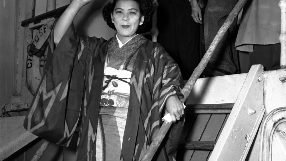 YOKOHAMA, JAPAN - NOVEMBER 20: Kazuko Higa, aka Queen of Anatahan, is seen at Yokohama Port on November 20, 1952 in Yokohama, Kanagawa, Japan. (Photo by The Asahi Shimbun via Getty Images) / Foto: The Asahi Shimbun