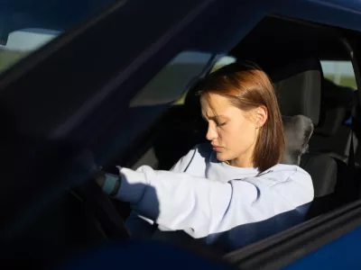 An angry woman driver in a car is tired / Foto: Saevichmikalai Getty Images