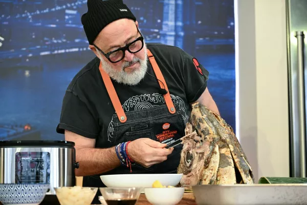 NEW YORK, NEW YORK - OCTOBER 18: Andrew Zimmern gives a culinary demonstration at the Grand Tasting: Daytime Edition hosted by Sofia and Manolo Vergara during Food Network New York City Wine & Food Festival presented by Invesco QQQ on October 18, 2025 in New York City. Dave Kotinsky,Image: 1046445742, License: Rights-managed, Restrictions:, Model Release: no / Foto: Profimedia