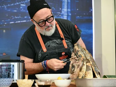 NEW YORK, NEW YORK - OCTOBER 18: Andrew Zimmern gives a culinary demonstration at the Grand Tasting: Daytime Edition hosted by Sofia and Manolo Vergara during Food Network New York City Wine & Food Festival presented by Invesco QQQ on October 18, 2025 in New York City. Dave Kotinsky,Image: 1046445742, License: Rights-managed, Restrictions:, Model Release: no / Foto: Profimedia