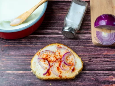 Hungarian traditional food - bread with lard, and onion, red paprika / Foto: Daniel Tamas Mehes Getty Images