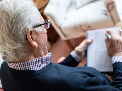 Senior Man Doing Sudoku Puzzle At Home / Foto: Daisy-daisy