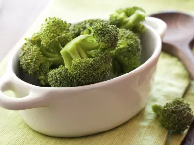 raw broccoli, posoda z brokolijem / Foto: Cgissemann