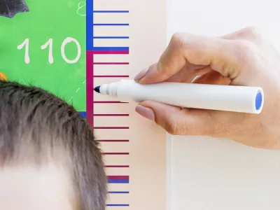 Mother measuring height of a 5 years old son. Selective focus, cropped image. / Foto: Evgen_prozhyrko Getty Images/istockphoto