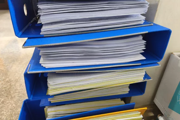 close-up view of colorful office binders stuffed with paperwork, illustrating heavy administrative workload, organization challenges, and office documentation processes / Foto: Mathlaul Anwar Getty Images