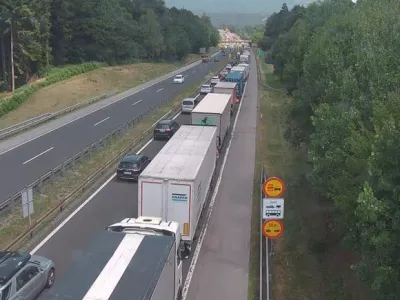 Tudi dana&scaron;nji dan mineva v znamenju nesreč in zastojev, na sliki primorska avtocesta. Vir: promet.si