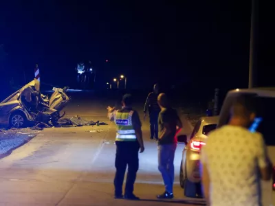 V hudi prometni nesreči v začetku avgusta so umrle vse tri osebe v avtu, ki ga je zaradi silovitega trčenja prepolovilo. 