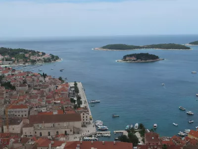 Dalmacija, otok Hvar, mesto Hvar s Peklenskimi otoki v ozadju. Foto: Tatjana Pihlar 