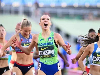 Komaj 16-letna slovenska atletinja Živa Remic je na svetovnem prvenstvu do 20 let v ameri&scaron;kem Eugenu v teku na 800 metrov osvojila naslov svetovne prvakinje.