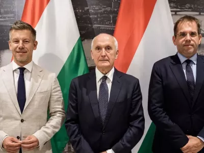 Andras Bako (na sredini), kandidat za predsednika Madžarske.