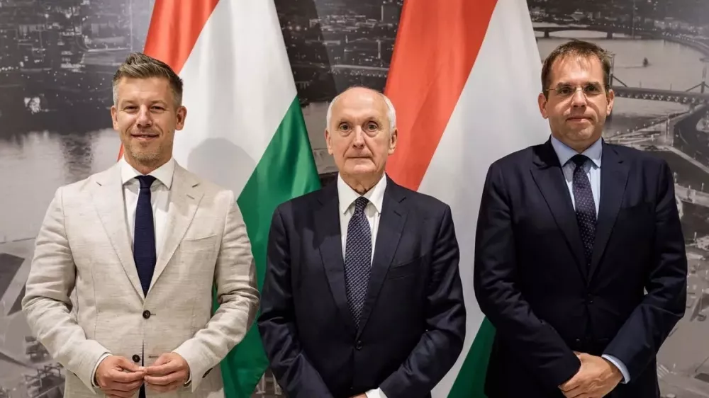 Andras Bako (na sredini), kandidat za predsednika Madžarske.
