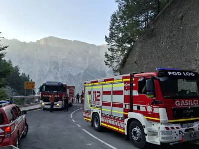Bovec, Planja.Na pozariscu na Planji na Bovskem, kjer so gasilci na delu peti dan, so razmere pod nadzorom. Na juznem, severozahodnem in severovzhodnem delu se se vedno pojavljajo majhna zarisca.Foto: Gasilska zveza Bovec