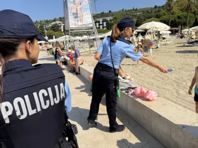 Portoroz, plaza.Preventivna akcija slovenske policije, v okviru katere so kopalce na plazi opozarjali na nevarnost tatvin in drugih kaznivih dejanj.