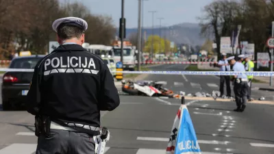 - 29.3.2017 - križi&scaron;če Zalo&scaron;ka cesta - Toplarni&scaron;ka ulica v Ljubljani - prometna nesreča v kateri sta bila udeležena re&scaron;evalno vozilo, ki ni bilo na nujni vožnji in motorno kolo - voznik motorja in njegova sopotnica sta umrla na kraju nesreče//FOTO: Luka Cjuha