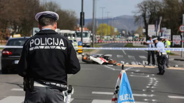 - 29.3.2017 - križi&scaron;če Zalo&scaron;ka cesta - Toplarni&scaron;ka ulica v Ljubljani - prometna nesreča v kateri sta bila udeležena re&scaron;evalno vozilo, ki ni bilo na nujni vožnji in motorno kolo - voznik motorja in njegova sopotnica sta umrla na kraju nesreče//FOTO: Luka Cjuha