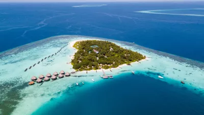 Trauminsel Malediven - TraumstrĂ&curren;nde Palmen und Sand fein wie Puderzucker., kristallklares Wasser in tĂĽrkisener Farbe...das sind die Malediven