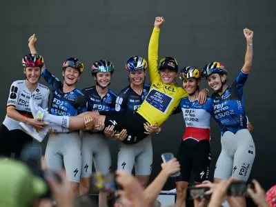 Netherlands' Demi Vollering, centre, celebrates with the team after winning the Women's Tour de France cycling race (Tour de France Femmes) in Nice, France, Sunday, Aug. 9, 2026. (AP Photo/Philippe Magoni)