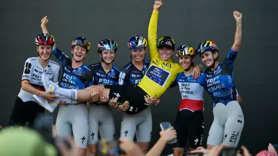 Netherlands' Demi Vollering, centre, celebrates with the team after winning the Women's Tour de France cycling race (Tour de France Femmes) in Nice, France, Sunday, Aug. 9, 2026. (AP Photo/Philippe Magoni)