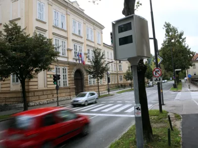 - 18.09.2017 &ndash; Ro&scaron;ka cesta v Ljubljani &ndash; novi stacionarni super radar ki lahko meri hitrost na obeh straneh prometnega toka hkrati, pri čemer lahko spremlja več vozil - nadzor hitrosti s samodejno merilno napravo &ndash; meritev hitrosti //FOTO: Tomaž Skale