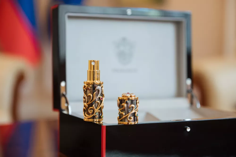Steklenička za parfum z dragimi kamni, ki jo je predsednica prejela ob uradnem obisku v Katarju, je na podlagi preverjene cene na trgu vredna 18.000 evrov. Foto: Bo&scaron;tjan Podlogar/UPRS