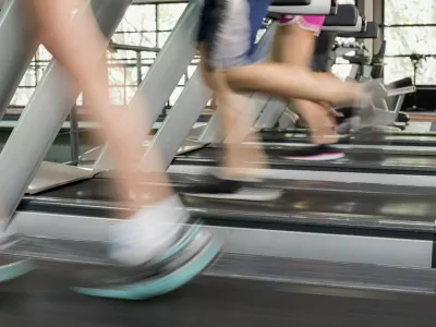 Women and men running on a treadmill at the gym,Image: 280009115, License: Royalty-free, Restrictions:, Model Release: no 