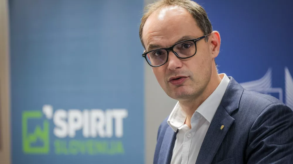 Ljubljana, Hisa EU.Strateski posvet iz serije InFocus z naslovom Umetnost crnega laboda, ki ga organizira Institut za strateske resitve (ISR) skupaj z ministrstvom za gospodarstvo, delo in sport ter agencijo Spirit Slovenija.Minister za gospodarstvo, delo in sport Anze Logar.
