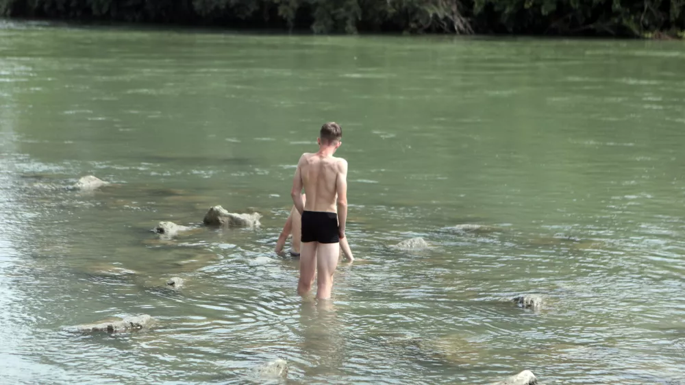 - urejena naravna plaža ob reki Savi na Ježici -- urejena naravna plaža ob reki Savi v bližini&nbsp;kopali&scaron;ča&nbsp;Laguna, - sončenje &ndash; kopali&scaron;če - poletna vročina - - 18.07.2023 &ndash; Plaža Sava &ndash; reportaža iz naravanih kopali&scaron;č ob reki Savi za me&scaron;čane Ljubljane - kopanje v reki Savi - //FOTO: Bojan Velikonja