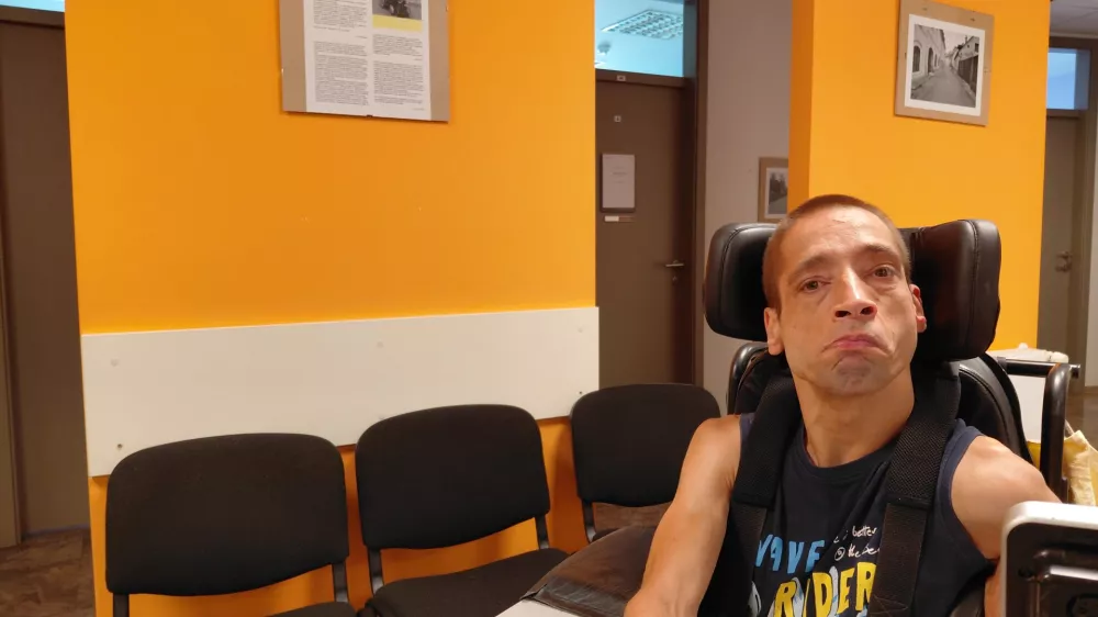 Ko noge postanejo roke in fotoaparat njegov glas: Nino skozi objektiv vidi svet po svoje