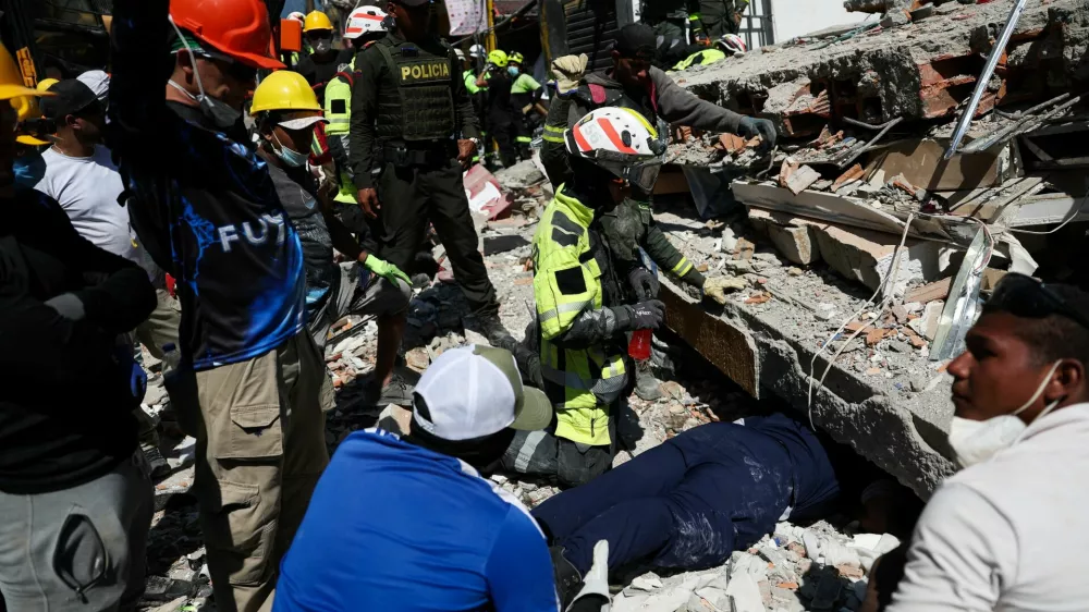 Rescuers search for survivors at the site of a collapsed building, following an earthquake, in Pereira, Colombia, August 11, 2026. REUTERS/Luisa GonzalezвЂЁвЂЁ